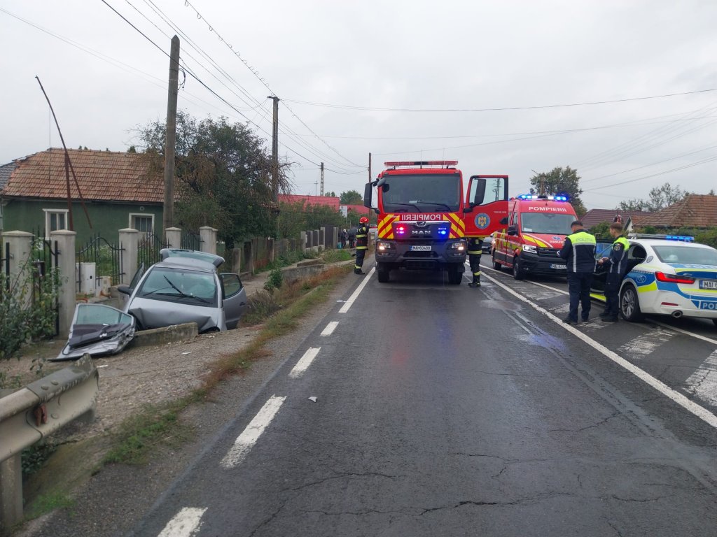 Intervenție contracronometru în Cluj: pompierii au salvat un bărbat de 85 de ani blocat în mașină după un accident
