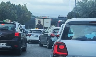 Aglomerație mare la ieșirea din Cluj- Napoca, dar și în Ciucea. E târg la Negreni / Rute alternative / Curțile oamenilor sunt parcări