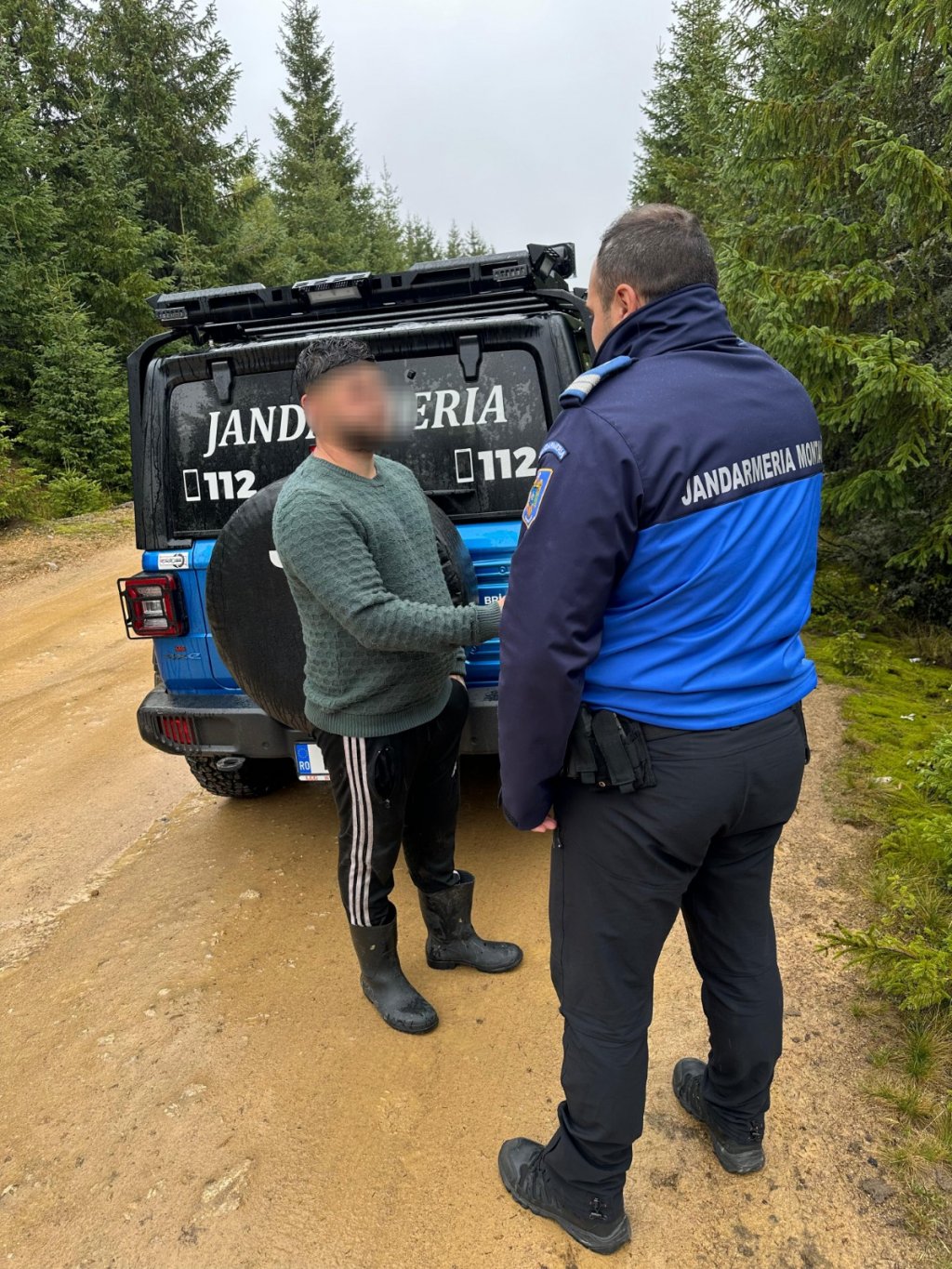 A plecat după ciuperci și s-a pierdut în pădure. Jandarmii clujeni l-au salvat