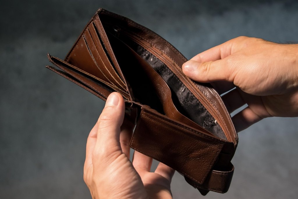 Românii, cu mai puțini bani în buzunar: Salariul mediu net, în scădere. Domeniile în care se câștigă totuși mai bine