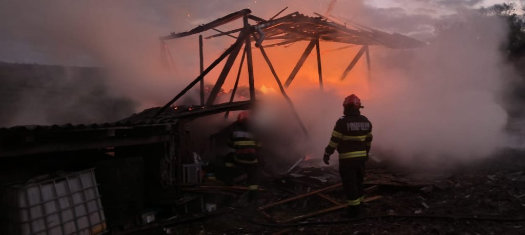 INCENDIU într-o gospodărie din Cluj: Pagube însemnate provocate cu... un chiștoc de țigară