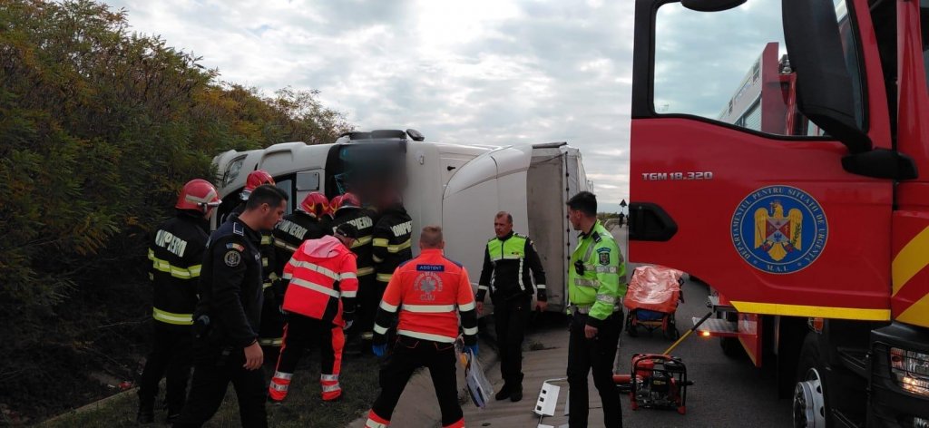 Cum s-a produs accidentul de pe Autostrada Transilvania, în urma căruia un camion s-a răsturnat în afara părții carosabile