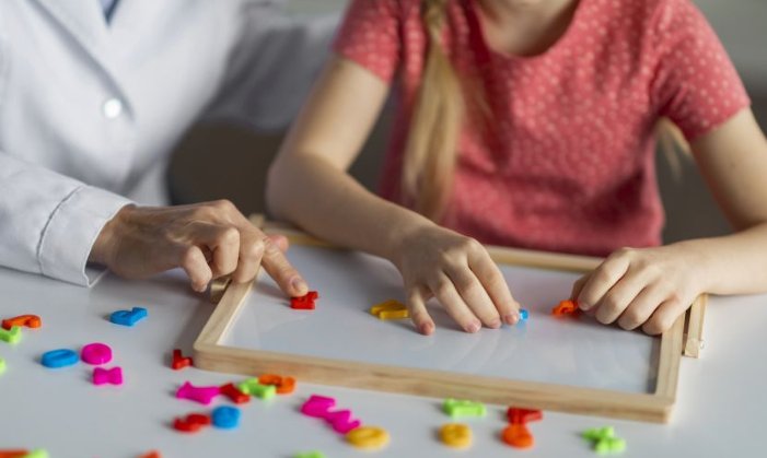 Parteneriat la Cluj pentru servicii de îngrijire dedicate copiilor cu dizabilități. Proiectul include terapii psihologice, consiliere individuală și logopedie