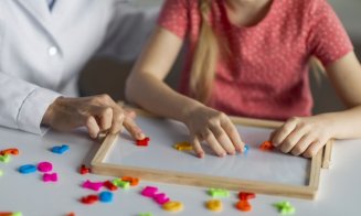 Parteneriat la Cluj pentru servicii de îngrijire dedicate copiilor cu dizabilități. Proiectul include terapii psihologice, consiliere individuală și logopedie