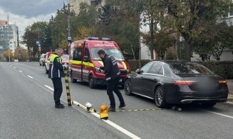 Clujeanca lovită de o mașină pe Observatorului a traversat strada neregulamentar. Victima se află în stare de inconștiență. Ce spun polițiștii