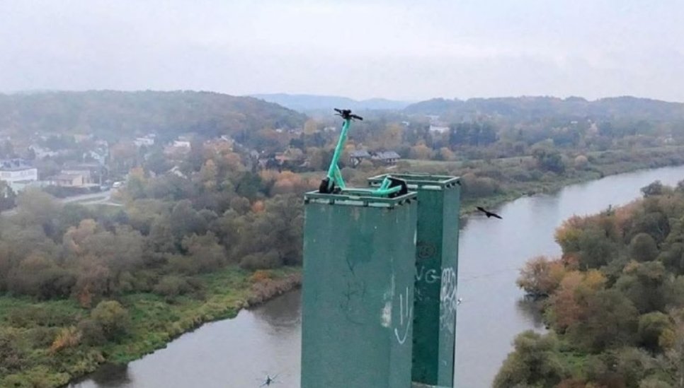 Cea mai tare "parcare" din lume: Trotinetă electrică găsită la 40 de metri înălțime