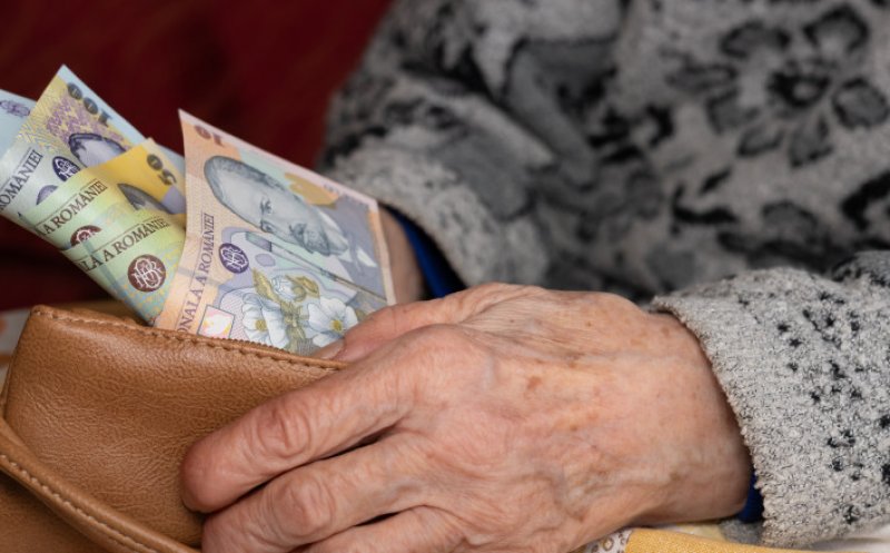 Pensionarii cu venituri sub 2.500 de lei vor primi 400 de lei în decembrie