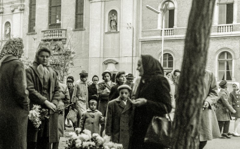 Vânzare de flori pentru ,,Luminație" pe strada Universității (în fundal Biserica Piaristă), anii '60