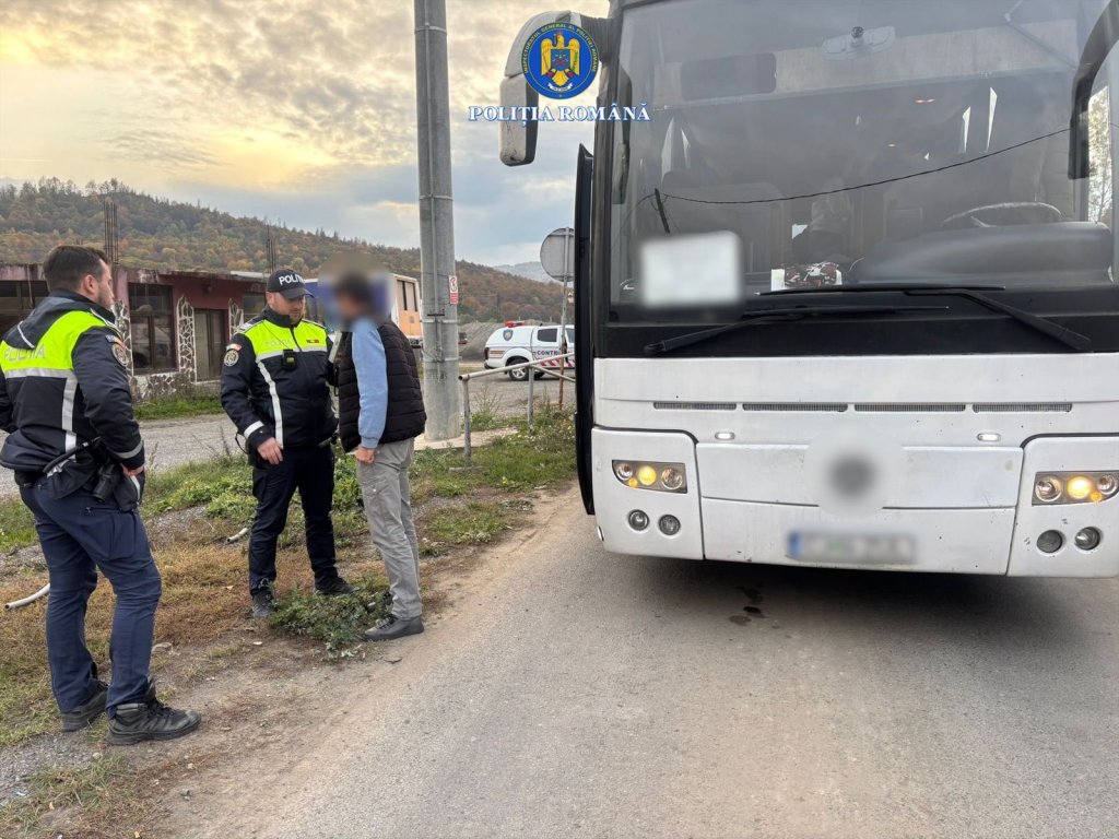 Cum le punea călătorilor viața în pericol un operator de transport persoane din Cluj / Amendă de 14.000 de lei și autocar imobilizat
