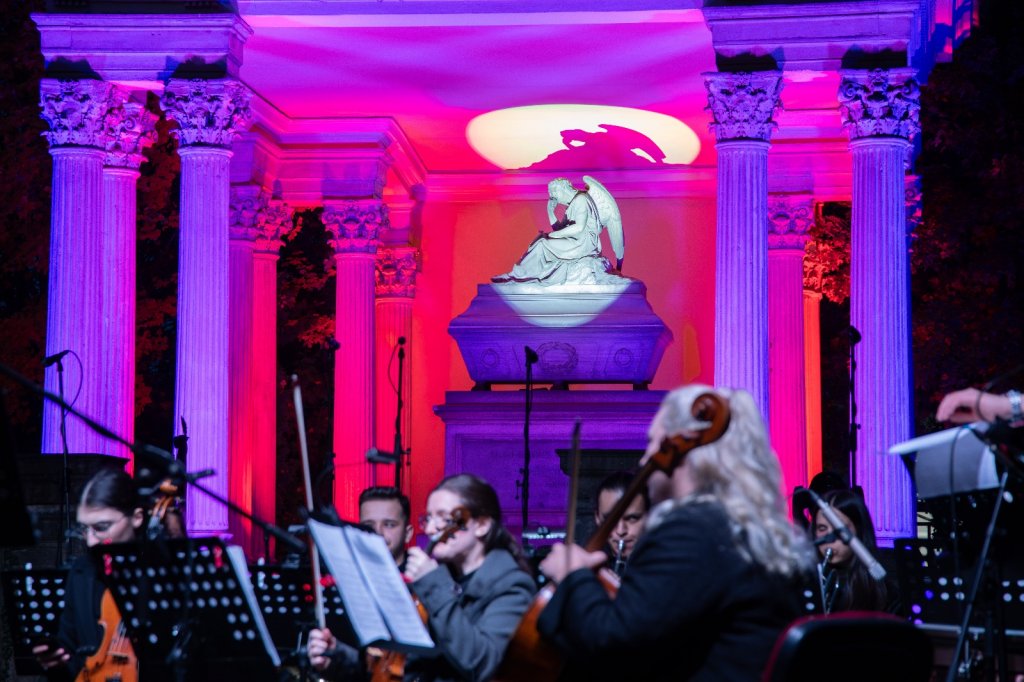 Concert de Luminație, în Cimitirul Central din Cluj-Napoca / Voluntarii îngrijesc mormintele celor care nu se pot deplasa