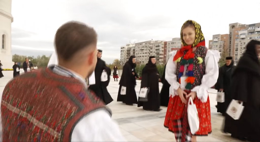 Moment emoționant la Catedrala Mântuirii Neamului: un absolvent al Școlii de Poliție din Cluj și-a cerut iubita în căsătorie