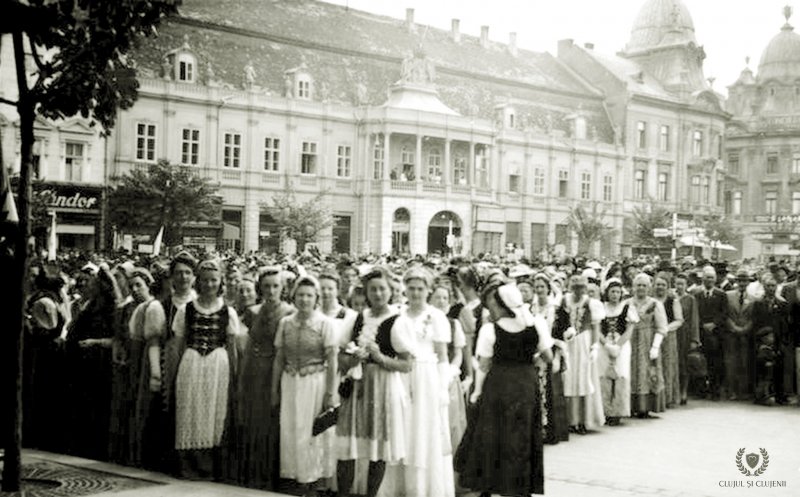 O festivitate în 1941. Poți ghici despre ce este vorba?