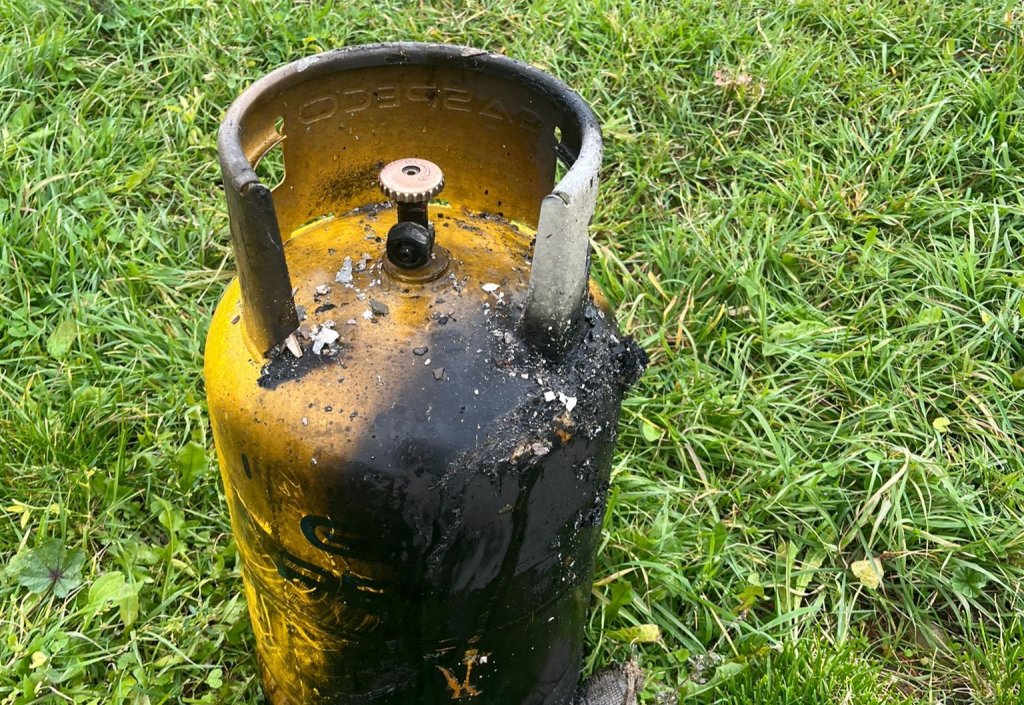 Incendiu la o locuință: o butelie cu risc de explozie, evacuată de pompierii clujeni