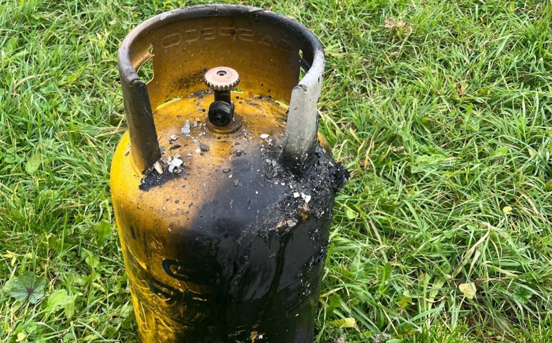 Incendiu la o locuință: o butelie cu risc de explozie, evacuată de pompierii clujeni