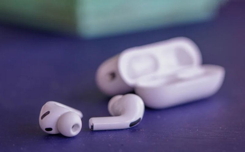 Un tânăr din Cluj a rămas fără căștile de 1.300 de lei. Le-a găsit la aproape 700 km distanță, dar Poliția ridică din umeri