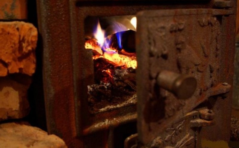 O clipă de neatenție, o tragedie ireversibilă: o femeie și-a pierdut viața într-un incendiu provocat de jarul căzut din sobă. Recomandările autorităților