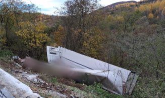 Accident grav pe un drum din Cluj: Un TIR s-a răsturnat în afara șoselei, iar șoferul a scăpat cu viață ca prin minune