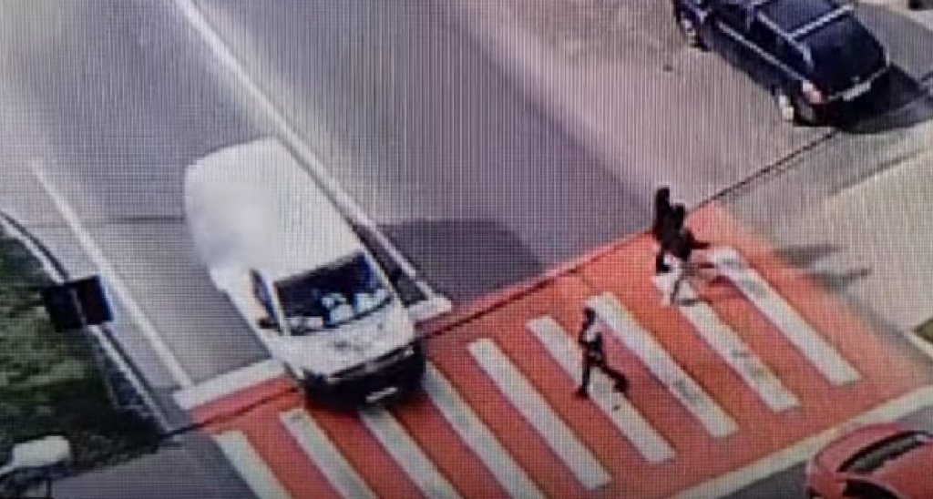 Cluj: O polițistă a fost cât pe ce să fie lovită pe trecerea de pietoni de un curier grăbit care nu i-a acordat prioritate. Ce sancțiune a primit șoferul