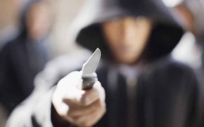 Furt și tâlhărie într-o singură seară la Cluj. Doi tineri cu cagule au furat un moped și au amenințat un minor cu un briceag