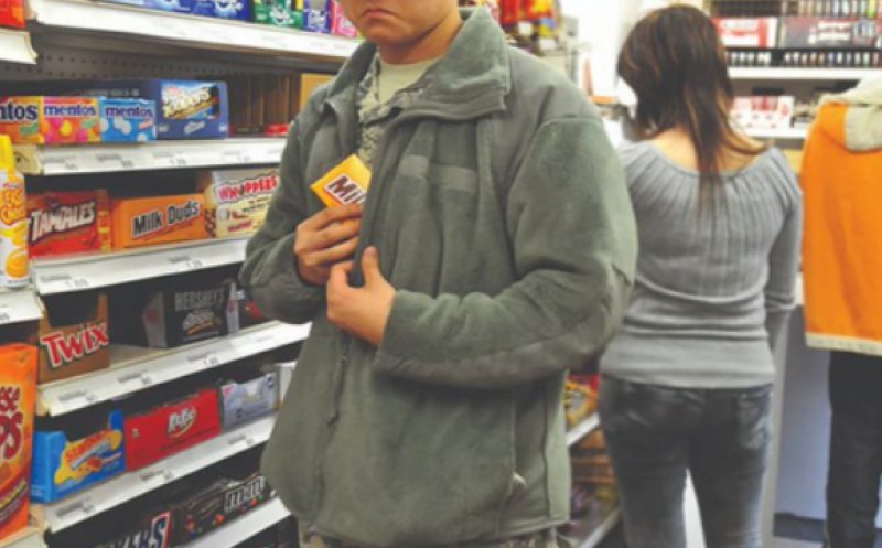 „Spaima magazinelor din Cluj”: Bărbat de 34 de ani reținut pentru tâlhărie și furturi repetate