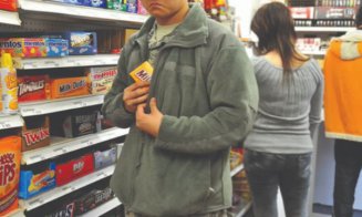 „Spaima magazinelor din Cluj”: Bărbat de 34 de ani reținut pentru tâlhărie și furturi repetate