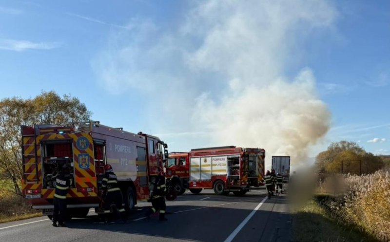 TIR cuprins de flăcări pe Cluj - Oradea. Intervin două echipaje de pompieri
