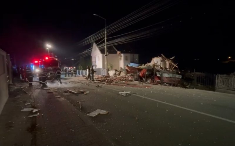 Explozie la o casă de locuit, urmată de incendiu. O persoană nu ar fi reușit să iasă din clădire/ Autospeciale de stingere, containerul multirisc, SMURD-ul și SAJ, la fața locului