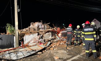 Explozie la o casă de locuit, urmată de incendiu. O persoană nu ar fi reușit să iasă din clădire/ Autospeciale de stingere, containerul multirisc, SMU