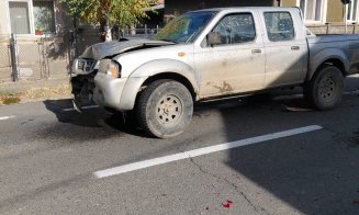ACCIDENT cu două mașini în Dej. Descarcerarea și SMURD-ul, la fața locului/ O femeie de aproximativ 70 de ani, transportată la spital