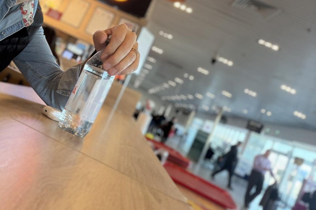 Apa potabilă, produs de LUX în aeroporturile din țară. Cât a ajuns să coste o sticlă de 0,5 l