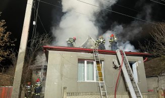 Incendiu devastator într-o comună din Cluj: acoperișul unei case a fost mistuit de flăcări. Pompierii au folosit 20.000 de litri de apă