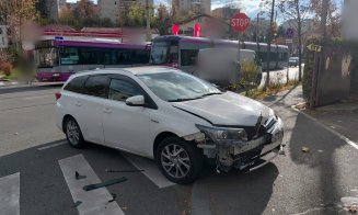 Accident pe Splaiul Independenței din Cluj-Napoca provocat de un șofer străin: o femeie a ajuns la spital