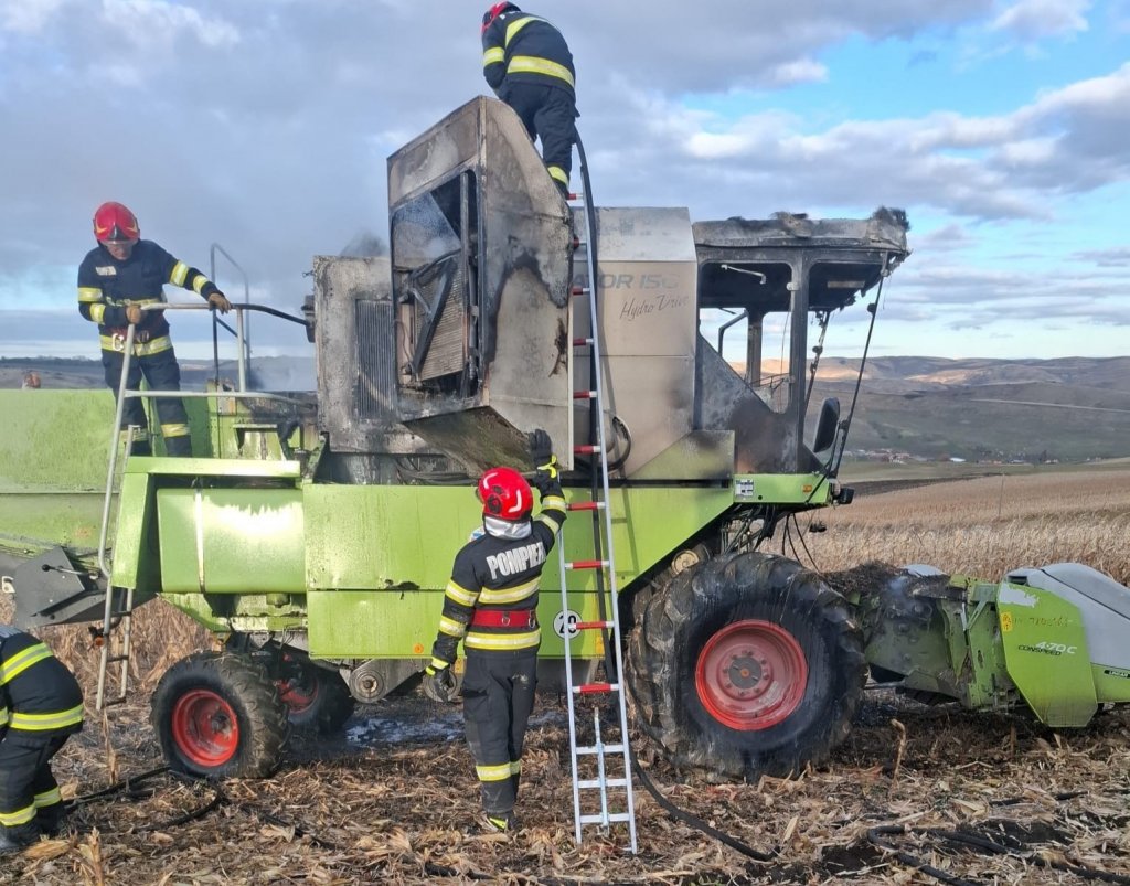 Combină agricolă făcută scrum în urma unui incendiu. Pompierii clujeni au intervenit de urgență