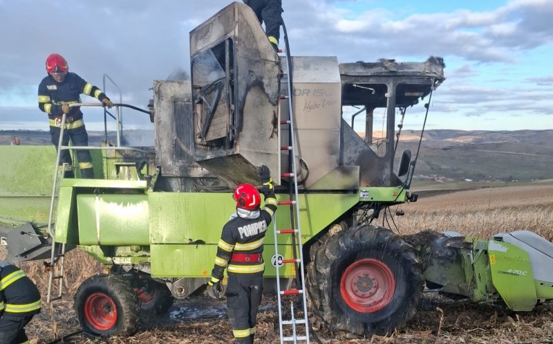 Combină agricolă făcută scrum în urma unui incendiu. Pompierii clujeni au intervenit de urgență