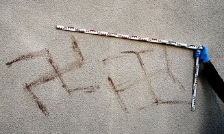 Un român din Diaspora a desenat cu propriul sânge svastici pe zeci de mașini și ziduri