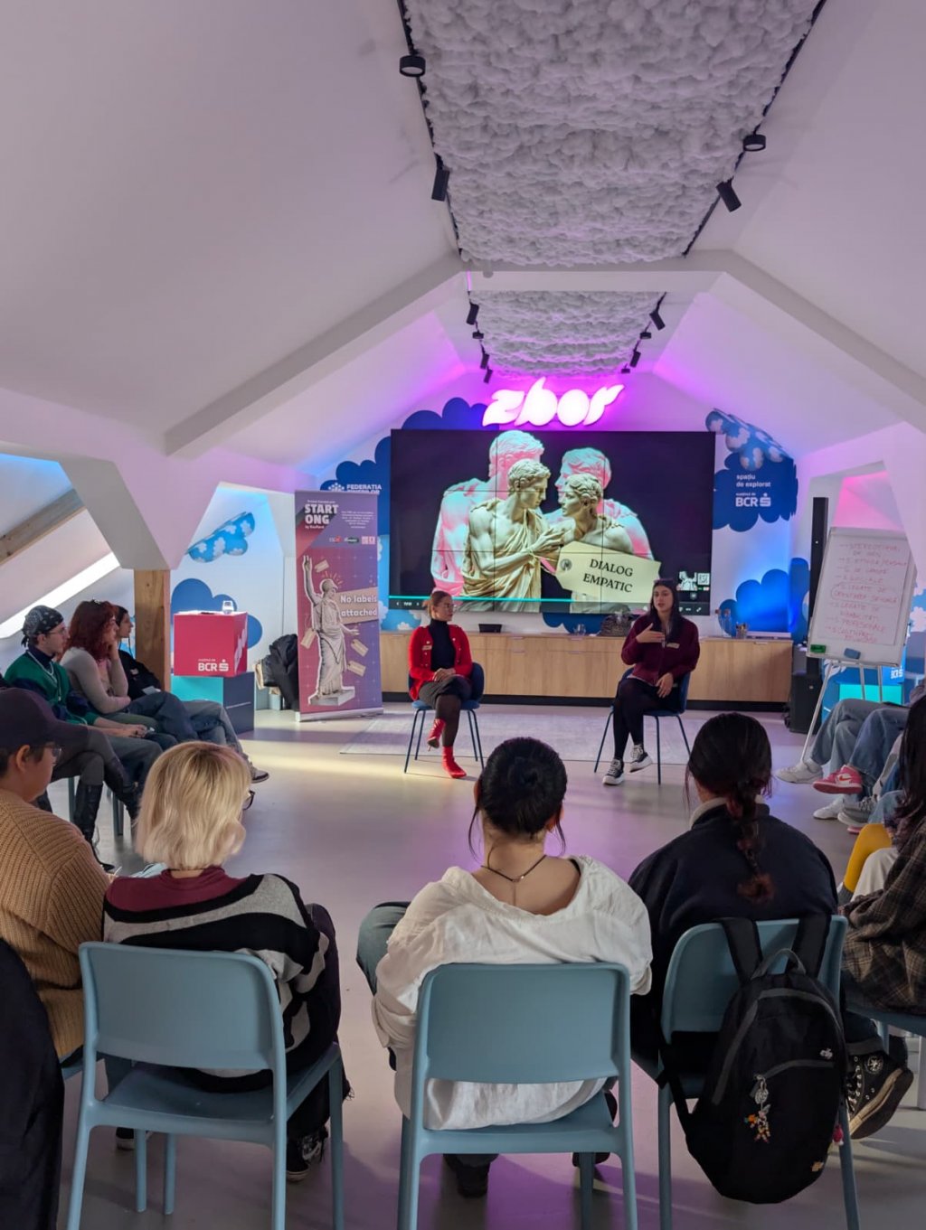 Studenți clujeni învață să spună povești fără etichete: un proiect EROS pentru un jurnalism incluziv