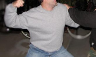 Scene șocante în centrul Clujului: un bărbat a fost bătut crunt și lăsat inconștient pe trotuar în fața zecilor de oameni