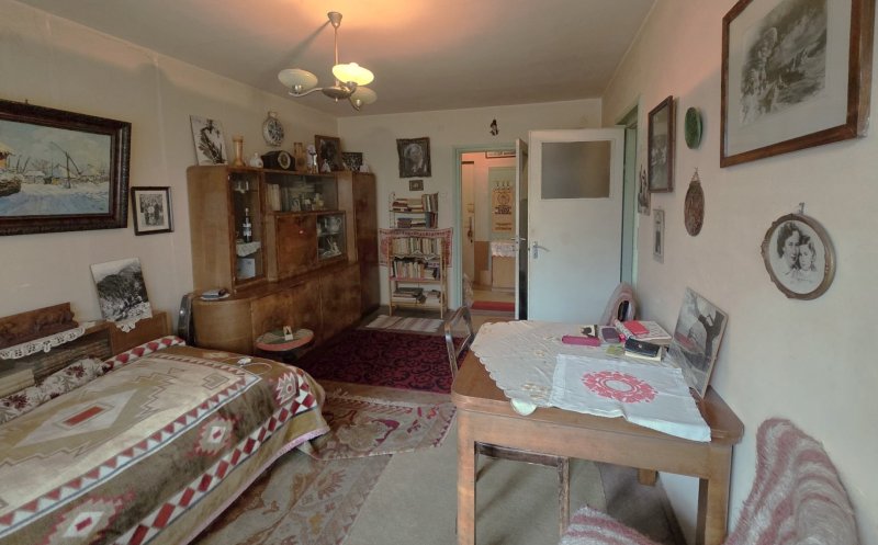 „Potențial excelent de transformat într-un muzeu al comunismului” – reacțiile stârnite de un apartament vechi din Cluj, scos la vânzare cu 150.000 de euro