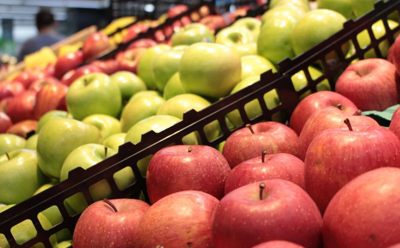 Prețurile urcă la energie și fructe, dar unele alimente se ieftinesc. Pentru ce produse plătesc românii mai puțin