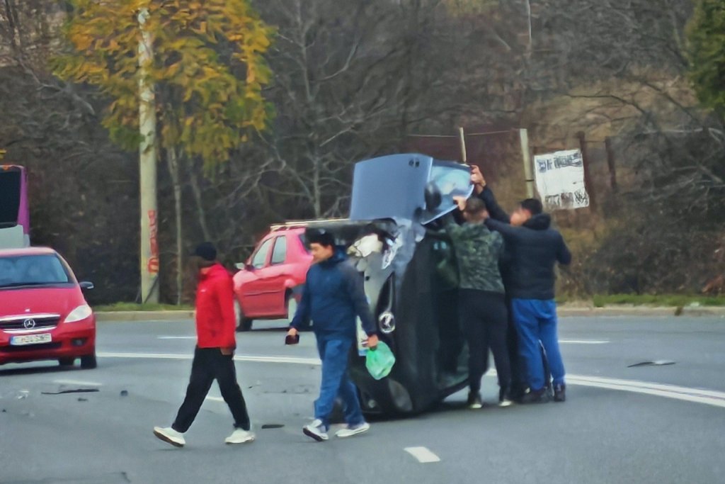 Accident spectaculos în Cluj: autoturism răsturnat în mijlocul străzii