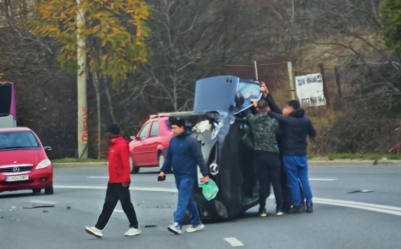 Accident spectaculos în Cluj: autoturism răsturnat în mijlocul străzii
