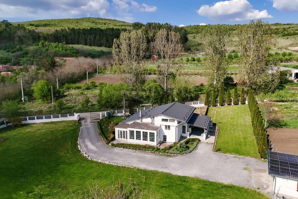 Cât te costă o casă independentă energetic, în mijlocul naturii lângă un iaz, dar la un pas de Cluj-Napoca