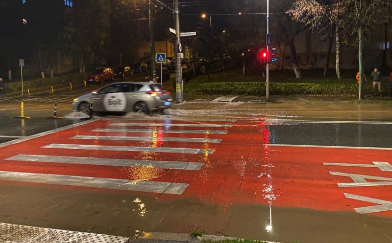 Clujul are "jacuzzi" stradal: trotuarele de pe Bulevardul Nicolae Titulescu s-au transformat în pârâuri