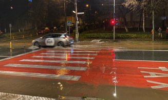 Clujul are "jacuzzi" stradal: trotuarele de pe Bulevardul Nicolae Titulescu s-au transformat în pârâuri