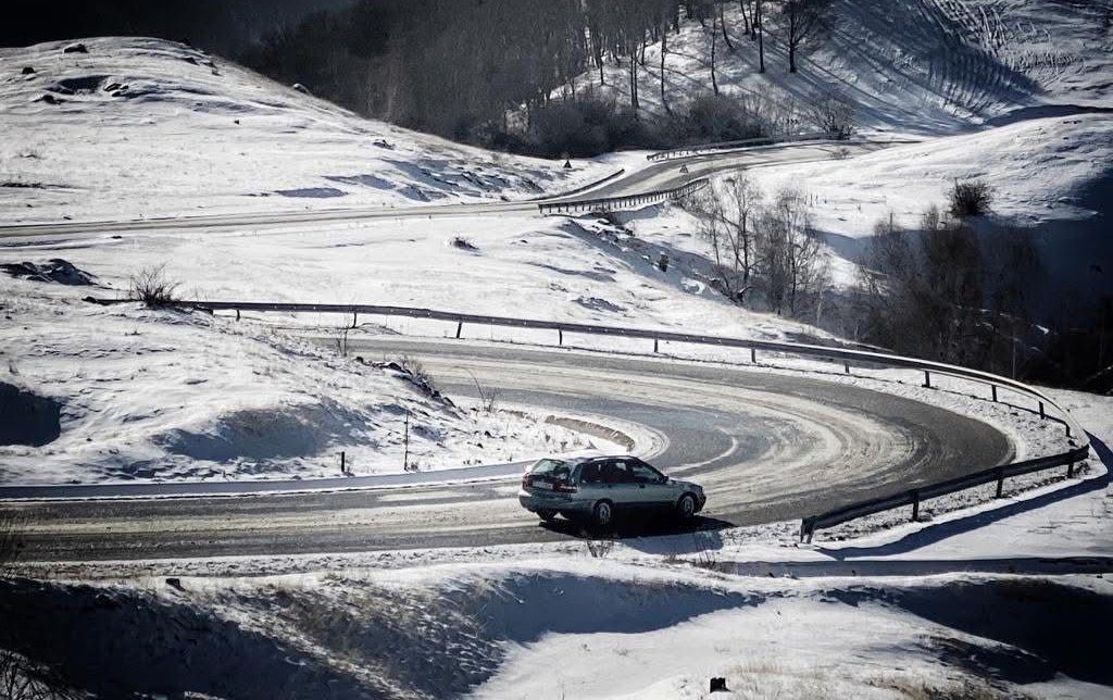 Ninge pe Transalpina! Au intrat utilajele de deszăpezire