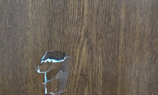 Primarul unei comune din Cluj, revoltat după ce tinerii au transformat ușile căminului cultural în "saci de box" la un majorat