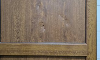 Primarul unei comune din Cluj, revoltat după ce tinerii au transformat ușile căminului cultural în "saci de box" la un majorat