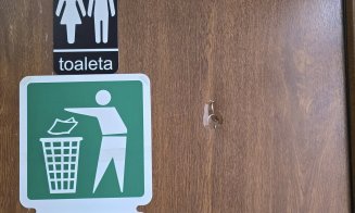 Primarul unei comune din Cluj, revoltat după ce tinerii au transformat ușile căminului cultural în "saci de box" la un majorat