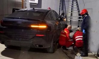 Cum s-a produs tragedia din parcarea unui centru medical din Bihor: o judecătoare pensionară de 51 de ani a încurcat comenzile bolidului de lux și a lovit mortal un tânăr în scaun cu rotile