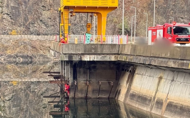 Alertă la Tarnița! Un bărbat a căzut în lac, în apropierea barajului. Scafandrii au intervenit de urgență
